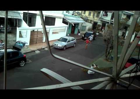 Mulher toma todas e decide sair dançando pela rua